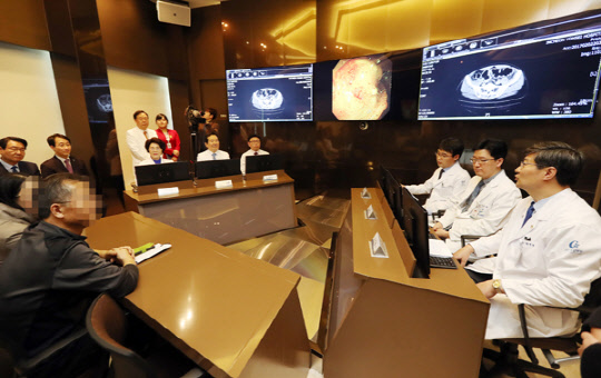 지난달 17일 정세균 국회의장이 가천대 길병원에서 병원 의료진이 AI 의료시스템인 '왓슨 포 온콜로지'를 통해 암환자를 진료하는 것을 참관하고 있다. 연합뉴스